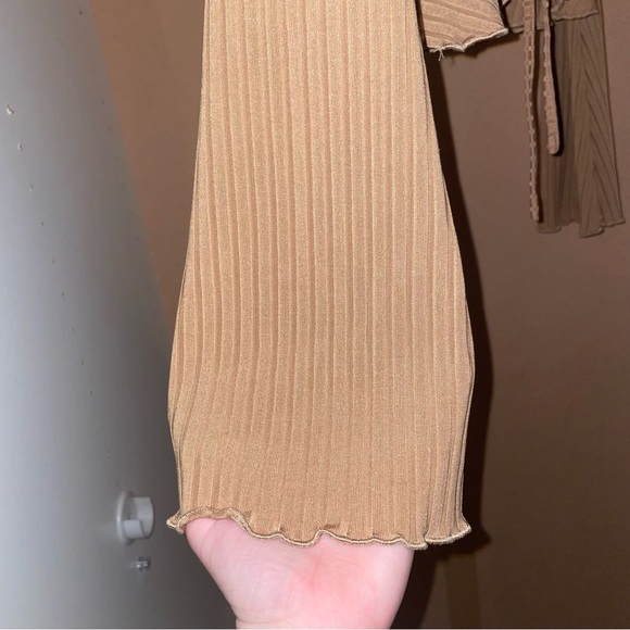 Beige Cropped Flowy V-Neck with Tie in Front - Picture 4 of 5